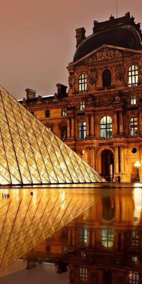Le Louvre de Paris de nuit